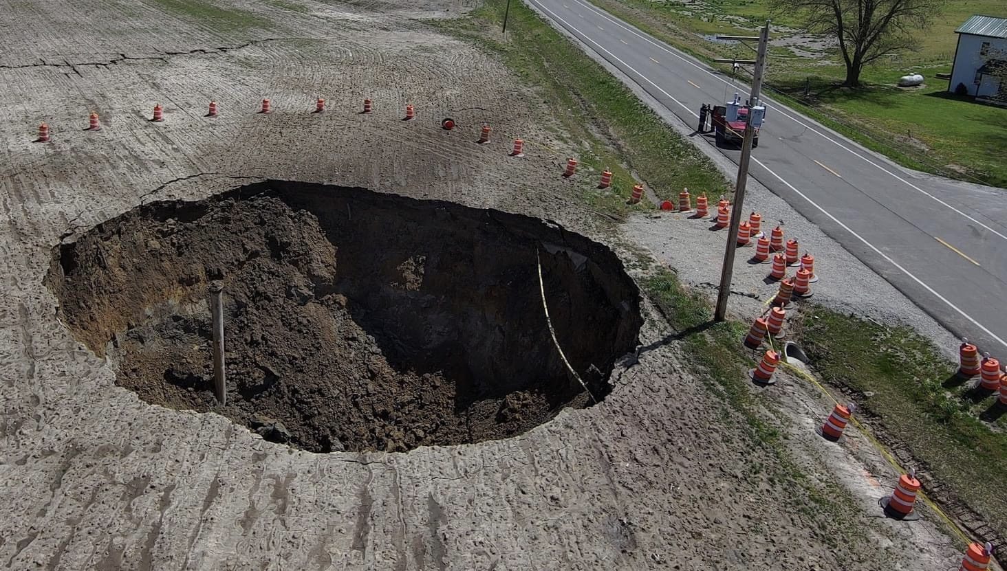 Illinois 185 Closed Engineers Assess Expanding Sinkhole Between